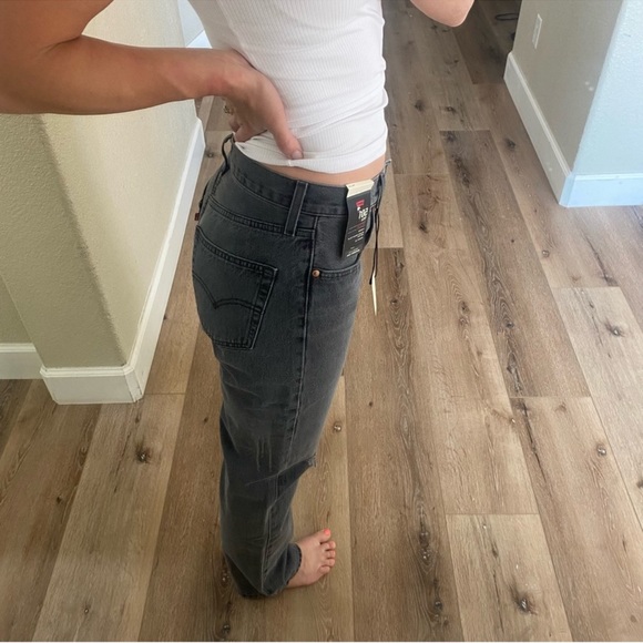 FLASH SALE! Levi's 90's black distressed relaxed jeans - Picture 8 of 17